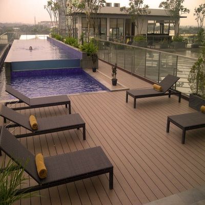 Le Decking de Wpc de piscine couvre de tuiles le Decking composé parquetant imperméable de noyau solide