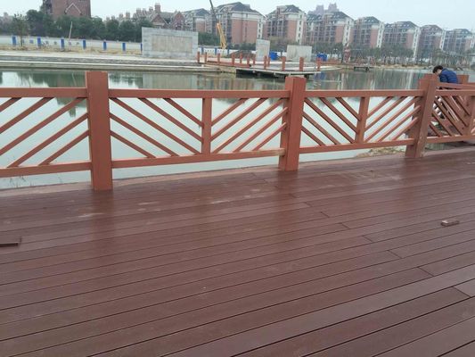 cadre en aluminium extérieur WPC de 3m clôturant la balustrade composée en plastique en bois du jardin 3D