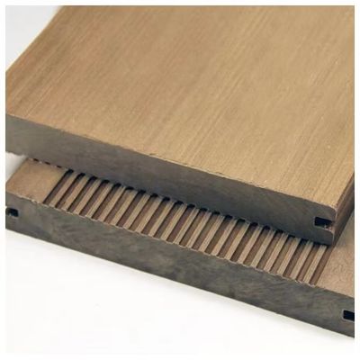 les planches en bois en plastique extérieures de Decking composé 23mm solide de noyau de 22mm glissent non le plancher de vinyle